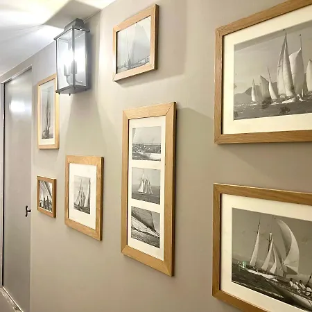 לינה וארוחת בוקר Les Petits Volets 2 3*