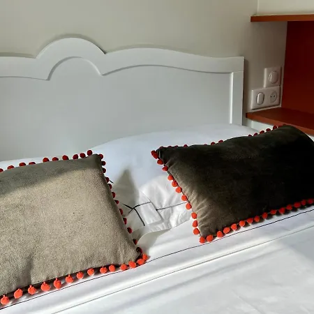 Les Petits Volets 2 Bed & Breakfast