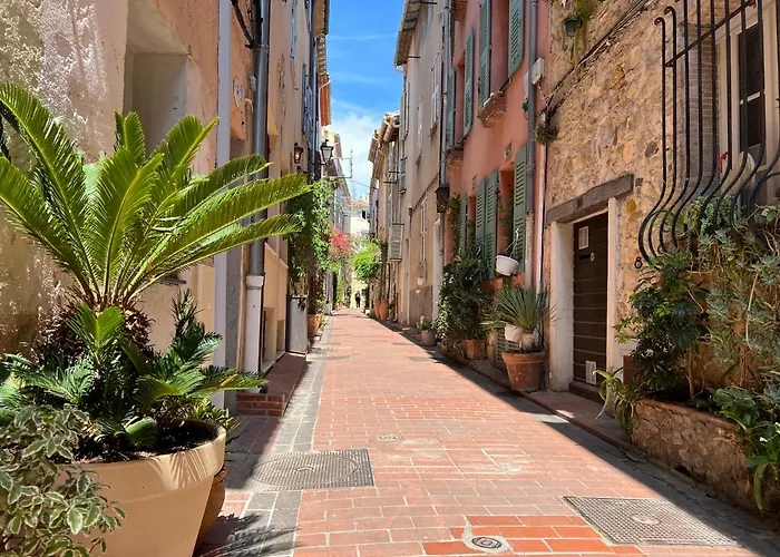 Les Petits Volets 2 Bed and Breakfast 3*