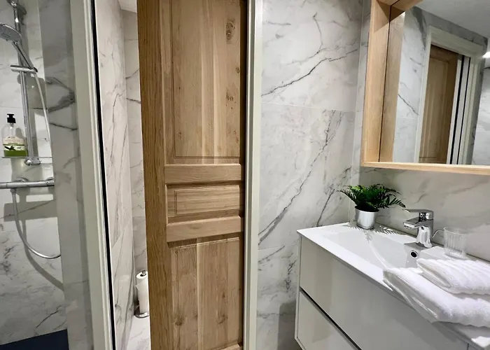 Les Petits Volets 2 Bed and Breakfast 3*